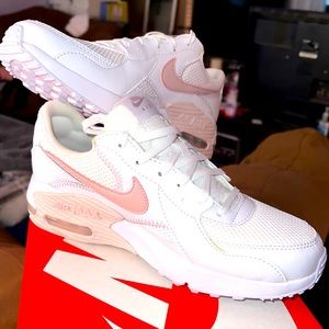 ‼️‼️‼️BRAND NEW ‼️‼️‼️ WOMENS NIKE AIR MAX EXCEE